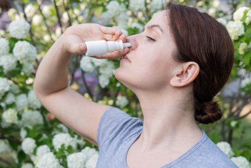 Spray nasal décongestionnant : la solution avant de prendre son avion ?