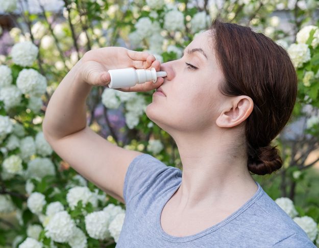 Spray nasal décongestionnant : la solution avant de prendre son avion ?
