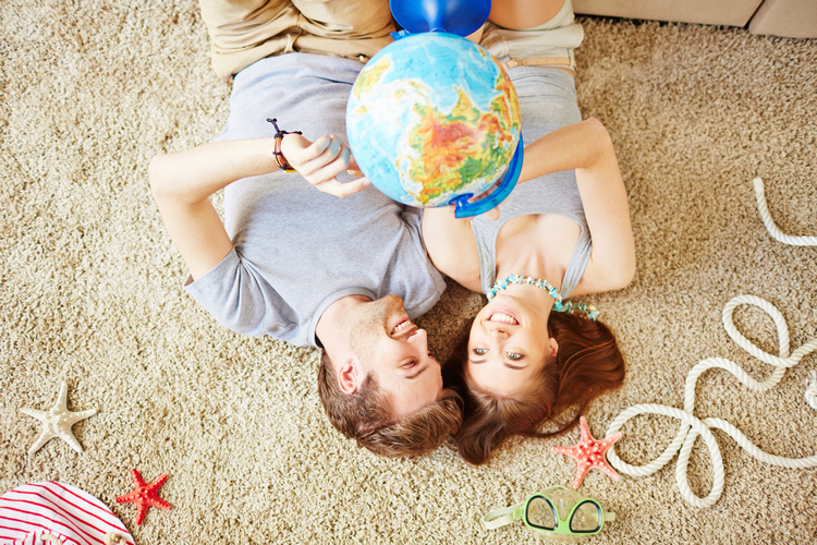 couple qui tient un globe