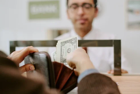 Changer son argent avant de partir ou sur place : qu&rsquo;est-ce qui est le plus intéressant ?