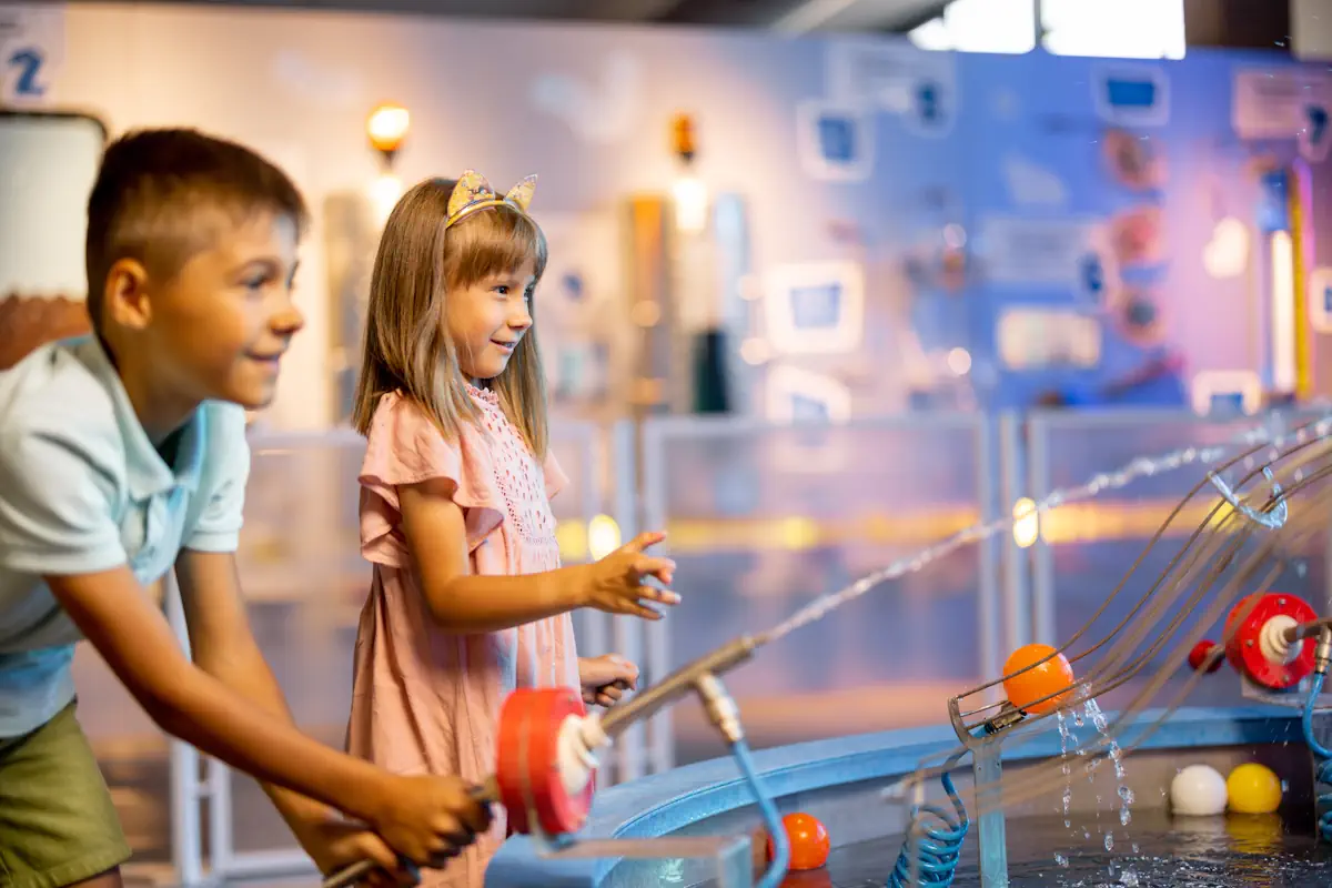 deux enfants qui s'amusent à des jeux scientifiques