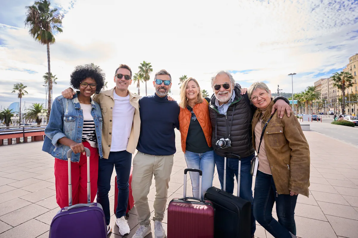 Un groupe de personne avec des valises qui prend une  photo ensemble