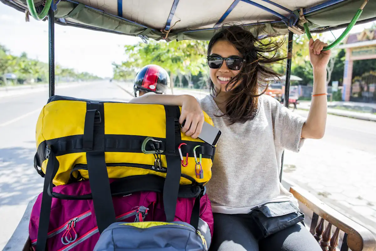 Une femme avec un sac à dos dans un tuc-tuc
