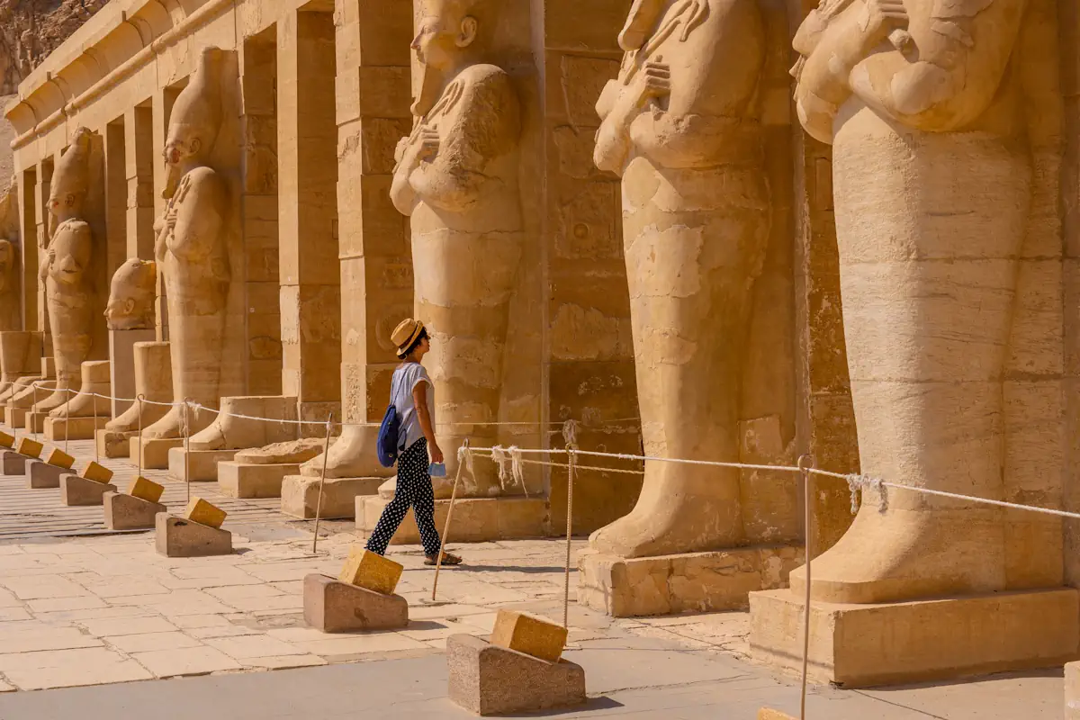 Une personne qui entre dans le musée égyptien du Caire 