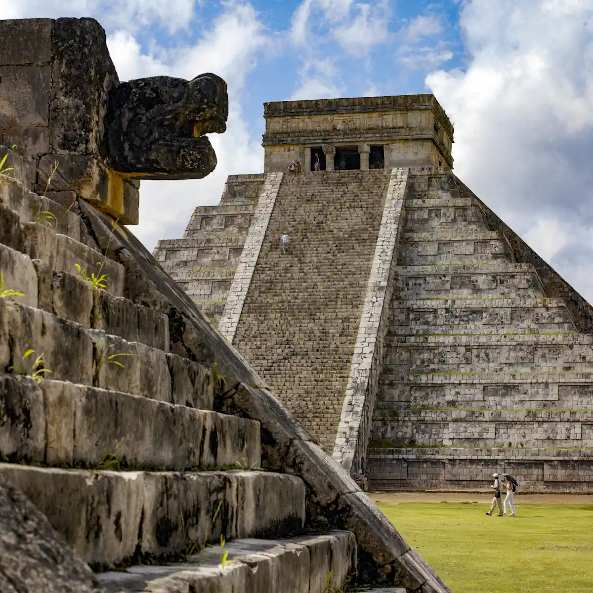 Un couple qui visite des sites mayas