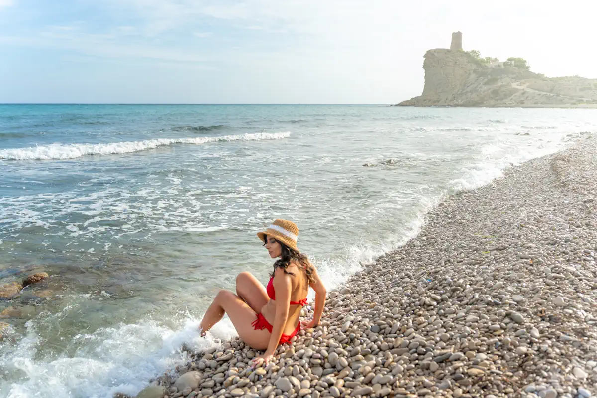 Une femme en maillot de bain rouge sur la plage
