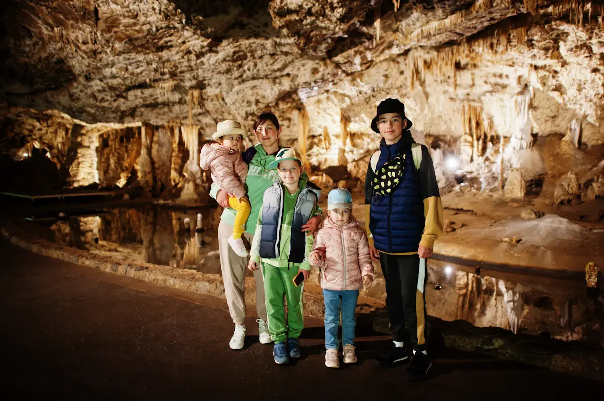 Une famille qui visite des grottes de Neptune