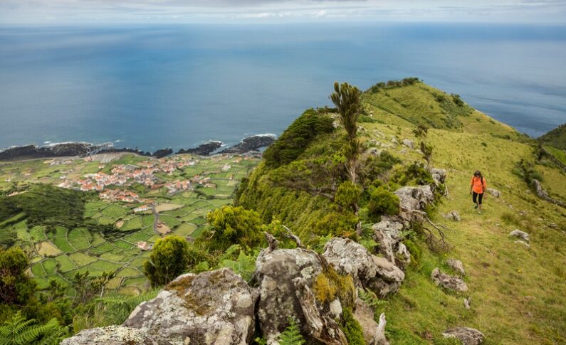 Peaux frémissantes : pourquoi les sources des Açores apaisent les liens féminins ?