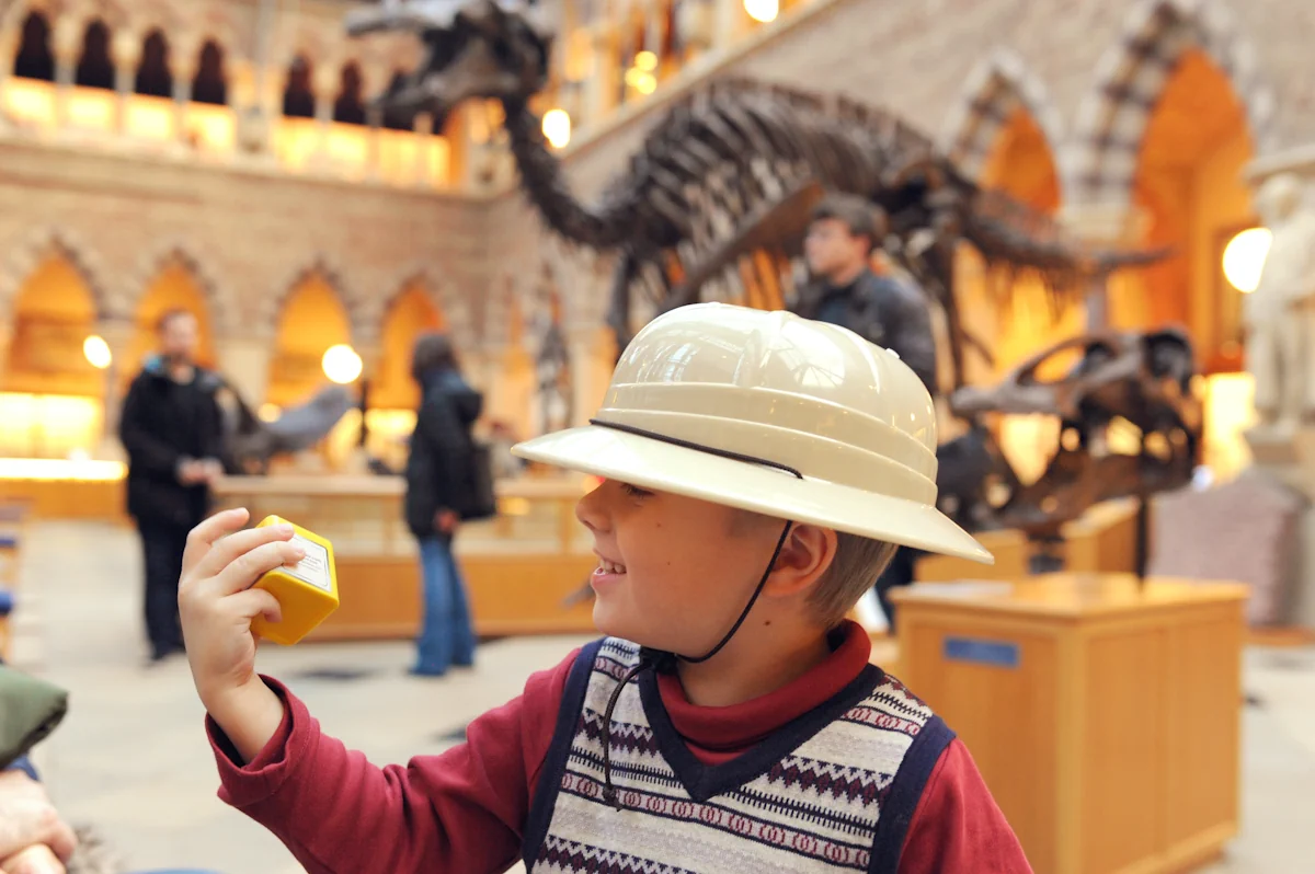 Un enfant qui s'amuse dans le Natural History Museum de Londres