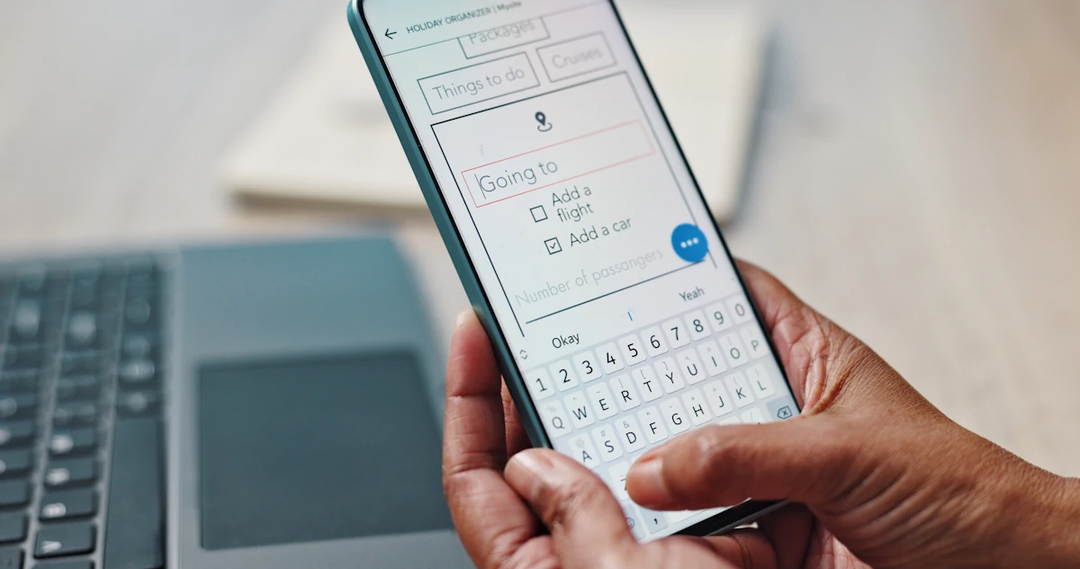 Une personne qui tappe quelque chose à traduire sur une application de Smartphone